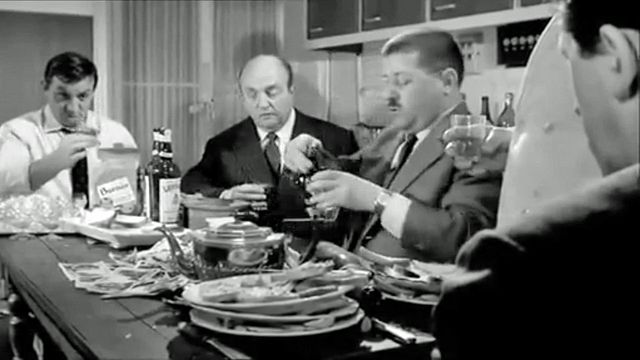 Les Tontons flingueurs extraits - On s'risque sur le bizarre - Film de Georges Lautner Acteurs principaux Lino Ventura Bernard Blier Jean Lefebvre, Francis Blanche Venantino Venantini Robert Dalban, Claude Rich Dans le film de Lautner, le personnage récurrent de la trilogie d'Albert Simonin1, Max le Menteur, devient Fernand Naudin (incarné par Lino Ventura), un ex-truand reconverti dans le négoce de machines agricoles, à Montauban. Sa petite vie tranquille va basculer lorsque son ami d'enfance, Louis dit le Mexicain, un gangster notoire, de retour à Paris, l'appelle à son chevet…