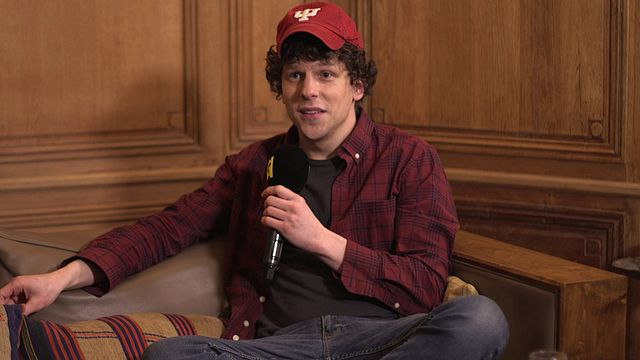 Savez-vous qu'il a "tué" Bill Murray ? Qu'il s'est rasé le crâne face caméra ? Qu'il a donné la réplique à un autre interprète de Lex Luthor dans un film au tournage complètement lunaire ? Jesse Eisenberg revient sur sa carrière à travers différentes anecdotes.